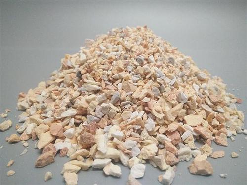 这些耐火原料经过破,粉碎加工后,制得符合要求的不定型耐火材料用原料